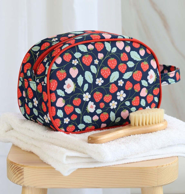 Trousse de toilette enfant - Fraises – vue 2 – A Little Lovely Company
