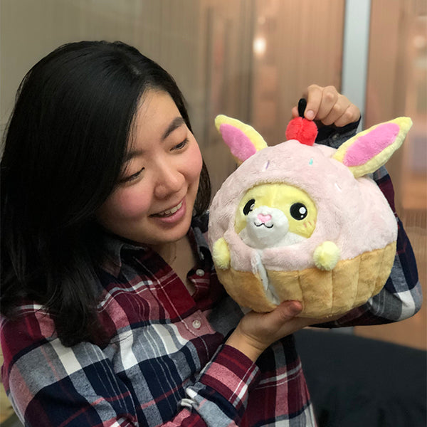 Peluche Undercover Squishable – Lapin en Cupcake