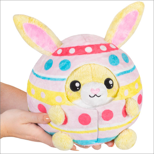Lapin secret dans l'œuf de Pâques