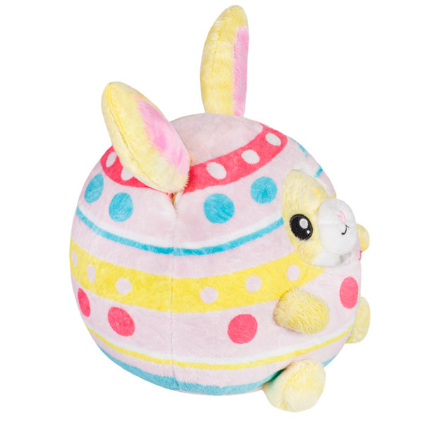 Lapin secret dans l'œuf de Pâques