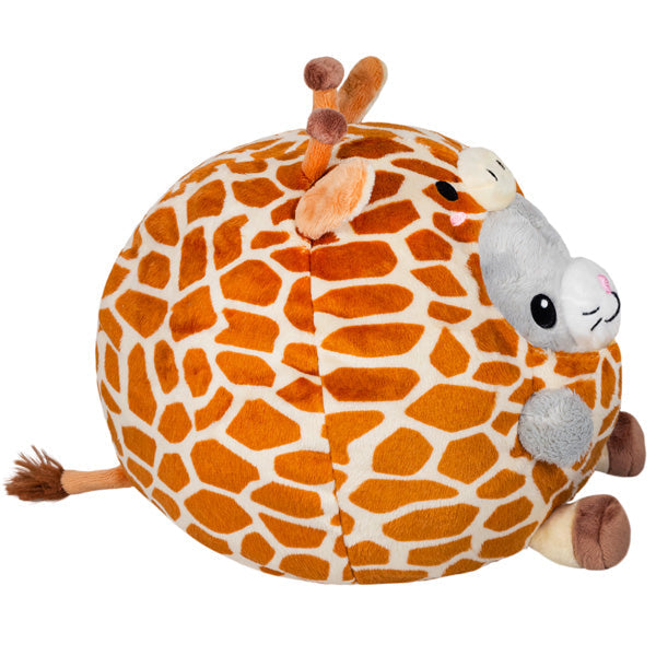 Un félin infiltré dans une girafe