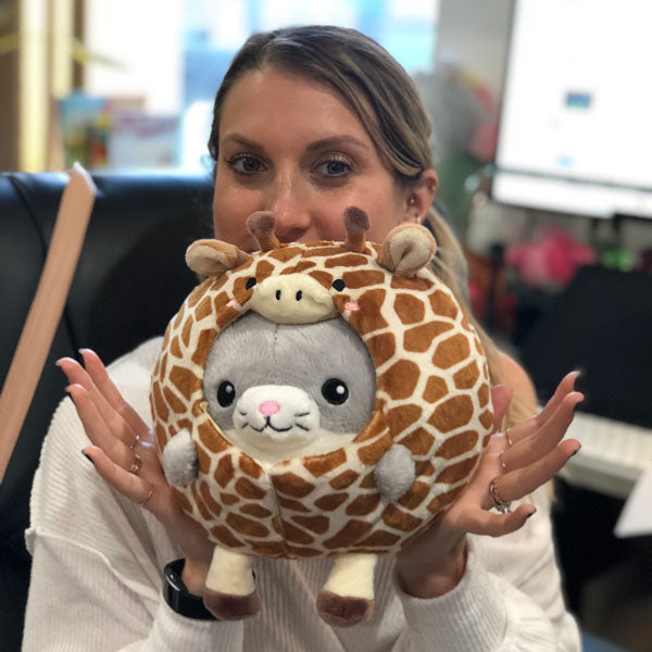 Un félin infiltré dans une girafe