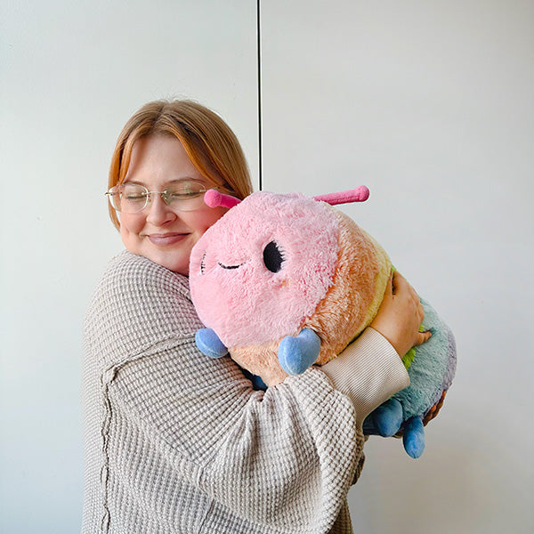 Peluche Squishable – Chenille Arc-en-Ciel
